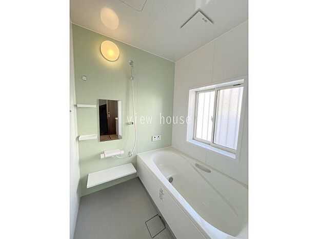 【浴室】 窓があり、明るく清潔感のある浴室です♪
