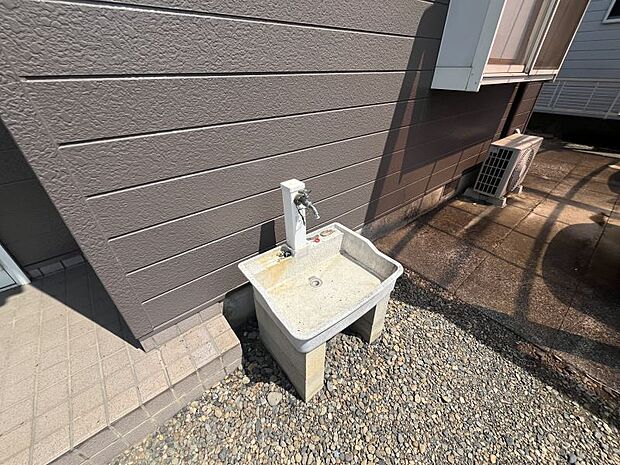 【立水栓】 玄関前にあります！おうち洗車も出来ちゃいます♪