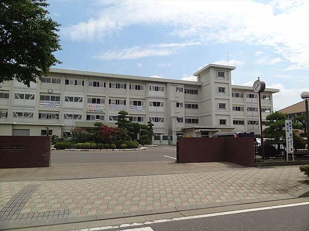 伊勢崎市立第一中学校 1204m学校周辺は閑静な住宅街なので、落ち着いて学習に取り組むことのできる環境です!!また西に流れる広瀬川に四季折々の自然を感じることができます♪