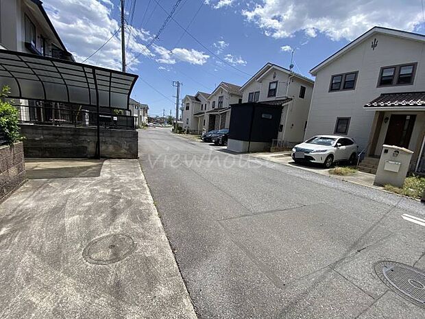 全面道路は圧迫感がなく駐車もしやすいですね♪