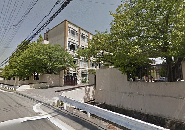 京都市立神川中学校まで徒歩約20分。