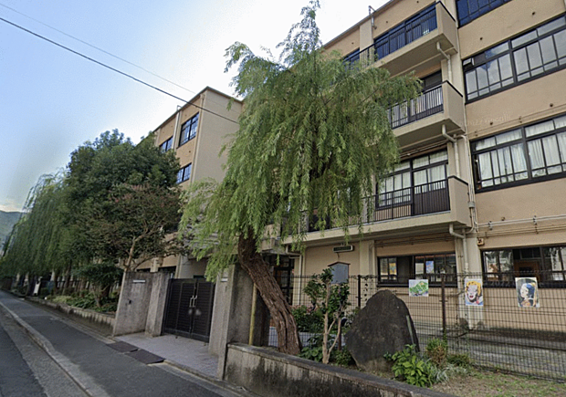 京都市立近衛中学校まで徒歩約13分。