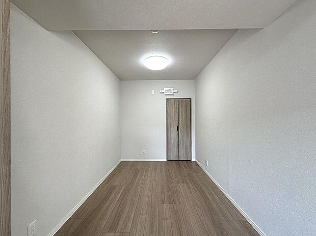 約5帖の洋室です。建具の新調、床・壁の貼替えが行われており新築気分でお住まい頂けます。