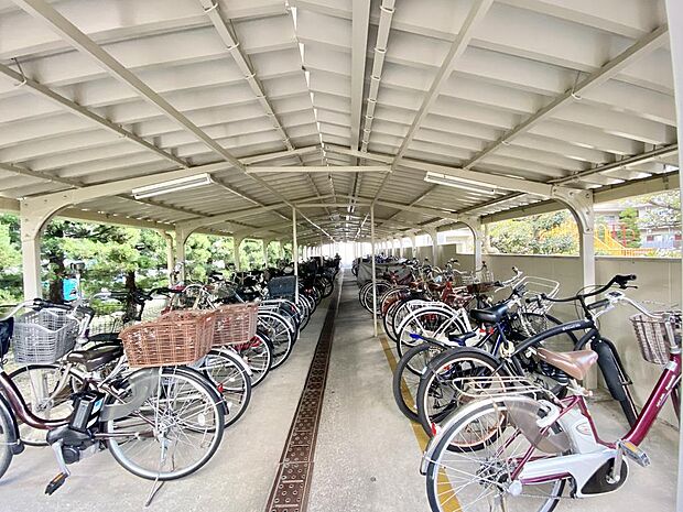 自転車置き場です。屋根があり雨の日も安心です。