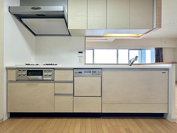キッチンは、対面式システムキッチンとなっています。食器洗い乾燥機が完備されています♪