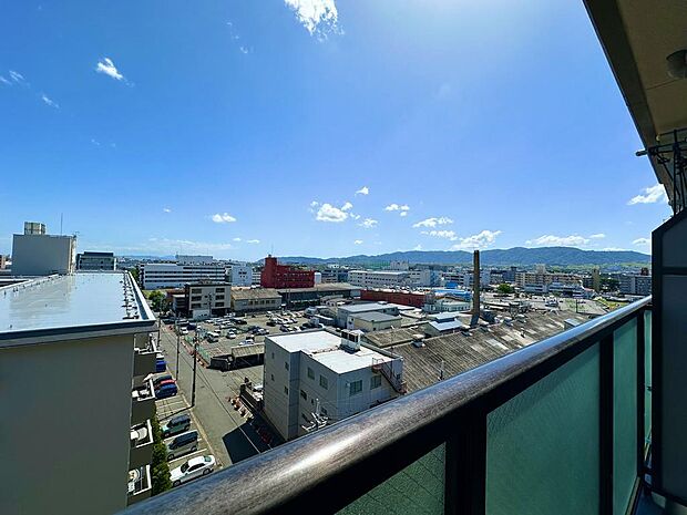 本マンションは11階建9階部分でバルコニーからの眺望は視界がひらけており開放的です。