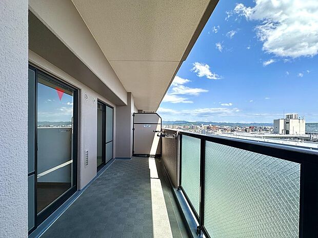 11階建9階部分の南向きのバルコニーは陽当り・風通し・眺望良好です。