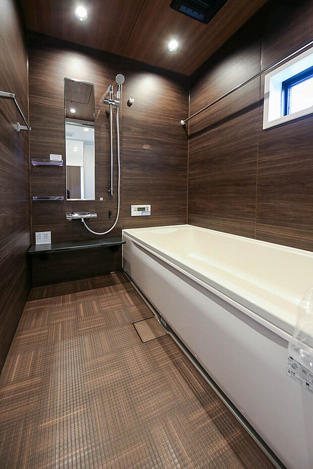 全面をブラウンを基調とし統一した挑戦的な組み合わせの浴室空間