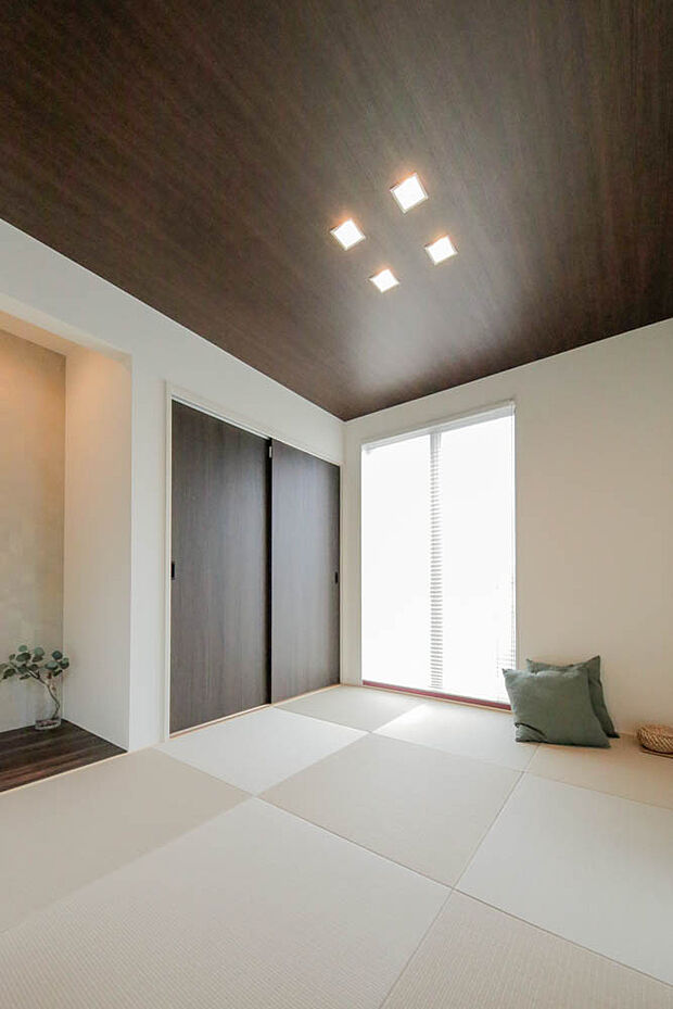 木目調に仕上げた天井と縁レス畳を使用した”現代風”和室