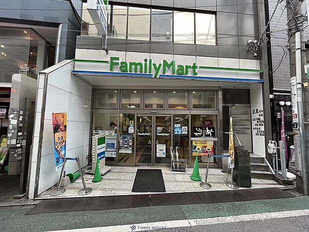 ファミマ経堂駅前店