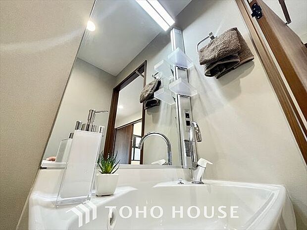 【Wash basin】十分な大きさの洗面台は収納もさる事ながら、身だしなみチェックや歯磨きなど、朝の慌ただしい時間でもホテルライクなスペースで余裕とゆとりを感じて頂けます。