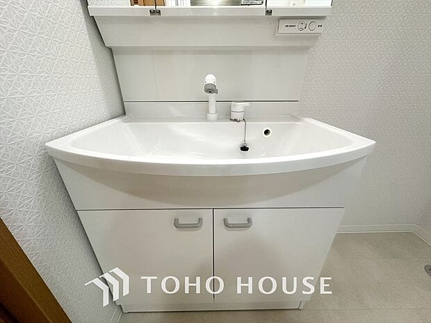 【Wash basin】手入れしやすい人造大理石のボウル、開放感ある空間と、十分な大きさの鏡も自慢です。ホテルライクなスペースを感じて頂けます。