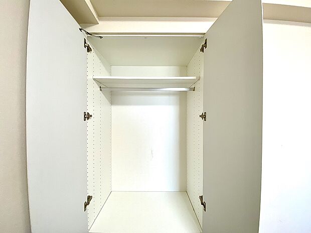 壁一面の収納は、すっきりとした空間をもたらす。清潔感のあるスペースは「ただいま」の瞬間からくつろぎのスイッチを入れる。