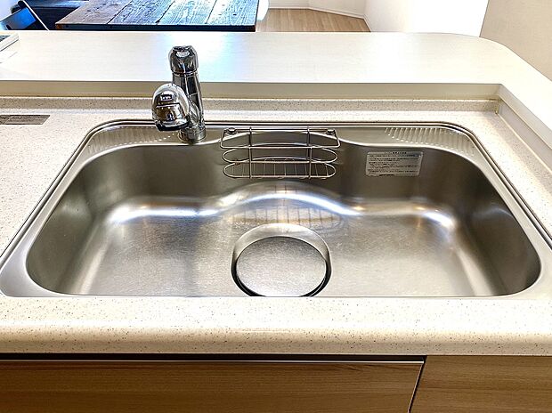 浄水器内蔵・可動式のシャワーヘッド。水はねや大きな洗い物も計算したシンク。システムキッチンは家事をずっと楽にしてくれる。