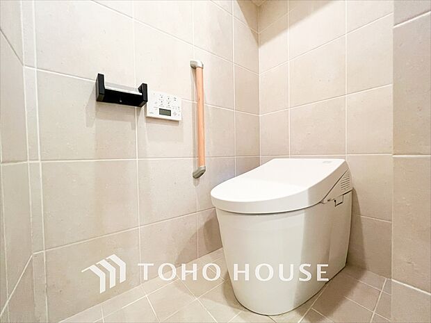 【toilet】トイレットペーパーの使用回数を減らせることです。 シャワートイレを使用すれば、洗浄して汚れを落とすことができるため、トイレットペーパーの使用を最小限にとどめることができます。