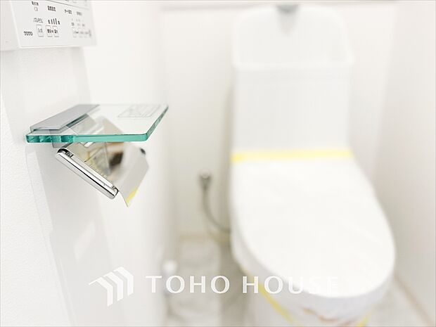 【toilet】トイレットペーパーの使用回数を減らせることです。 シャワートイレを使用すれば、洗浄して汚れを落とすことができるため、トイレットペーパーの使用を最小限にとどめることができます。