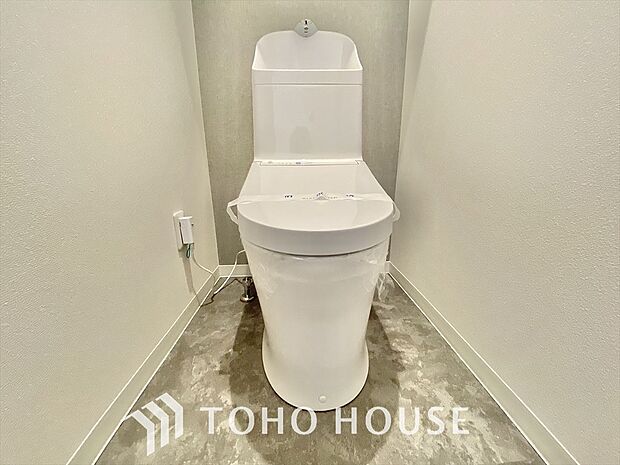 【トイレ】トイレも全て新品に交換されており、清々しく新生活を始めることができます。白基調の清潔感のある空間に生まれ変わりました。
