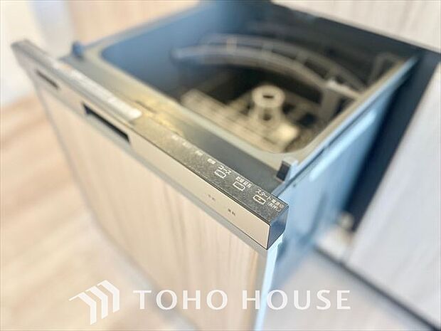 【Built-in　dishwasher】家事の最も強い味方の一つ・・ビルトイン型の食器洗浄乾燥機。手洗いでは落ちない汚れも高温・高圧ですっきり。大幅な時短になるのが嬉しい。