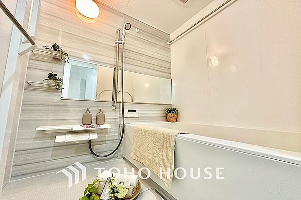 【Bathroom】『一日の疲れを落としてくれる場所は、一番落ち着く場所でなければならない』高級感溢れるカラーと大きさ・柔らかな曲線で構成された半身浴も楽しめるバスタブが心地よさをもたらします。