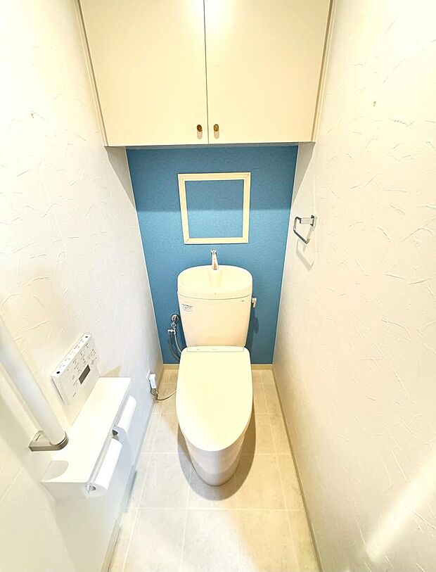 【トイレ】シンプルなデザインのトイレです。温水洗浄便座が付いています。