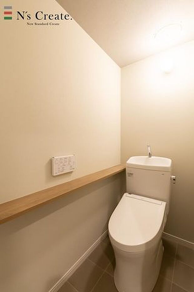 【トイレ】白基調の清潔感のあるトイレ。座って右手に来る固定棚は、手すりや一時的な物置としても便利です◎