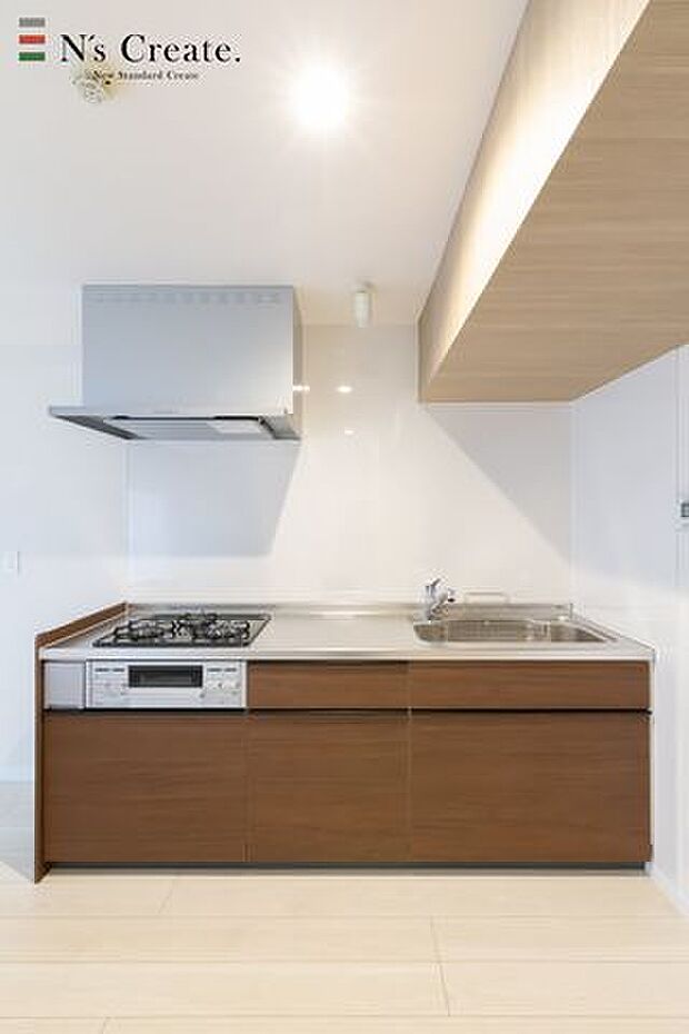【キッチン】作業スペースが広いキッチンは集中してお料理ができます。ステンレストップの天板はお掃除も簡単◎