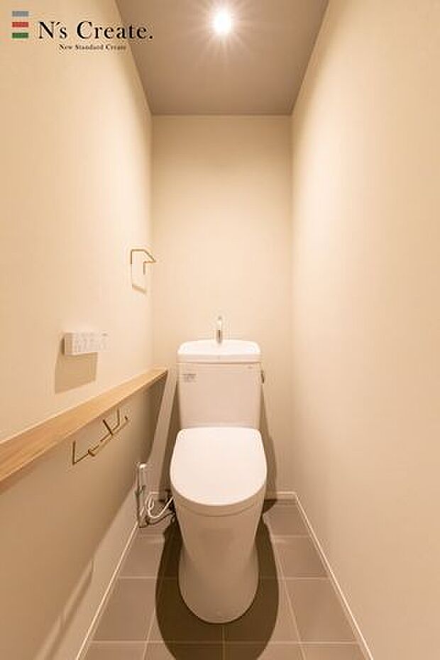 【トイレ】カウンターは一時的な物置としてだけでなく、手すりとしても使える優れもの◎
