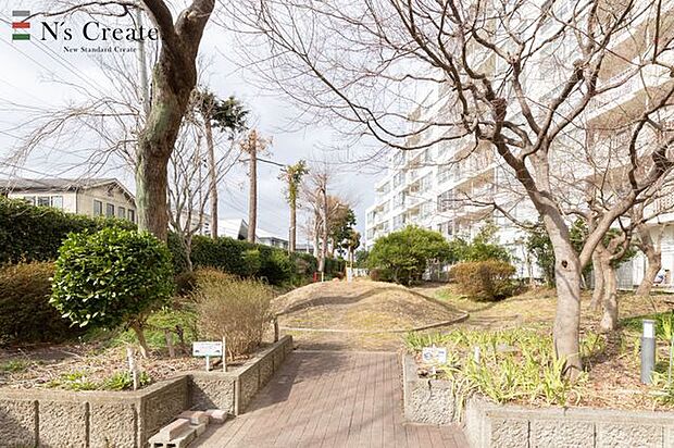 【敷地内公園】敷地に入ってすぐ左手にある公園。敷地内のためお子様も安心して遊ぶことができます