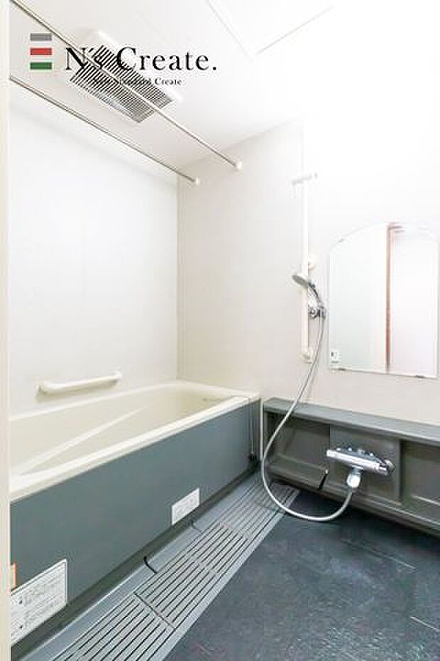 【バス】モダンで落ち着いた雰囲気の浴室は、リラックスした自分時間を過ごせます。