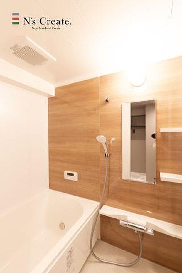 【浴室】清潔感あふれるシンプルなデザインの浴室。掃除も簡単で、心地よくリフレッシュできる空間です