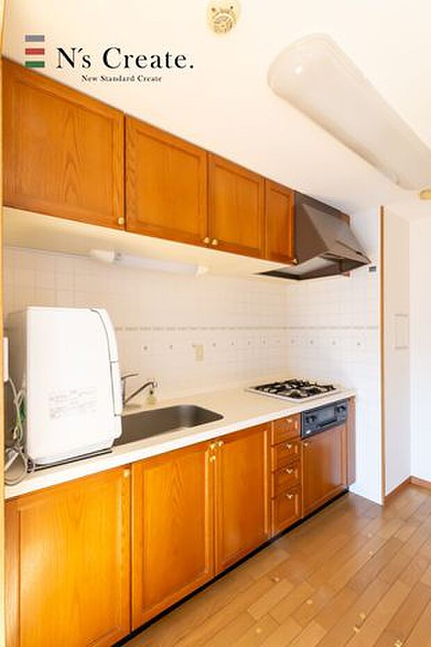 【キッチン】まな板での作業スペースも確保されたキッチン。背後には食器棚を置くスペースもあります