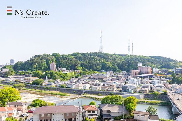 【眺望】バルコニーから望む広瀬川と茂ケ崎は、日々移ろう仙台の四季を直に感じさせてくれます