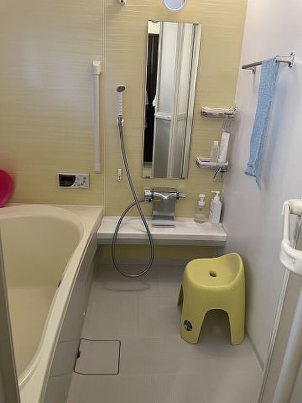 レモンイエローのパネルが素敵な浴室です。
