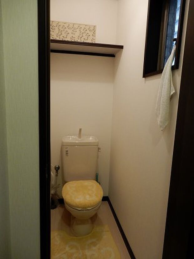1階トイレ：換気に便利な小窓付き・棚もついていて便利です
