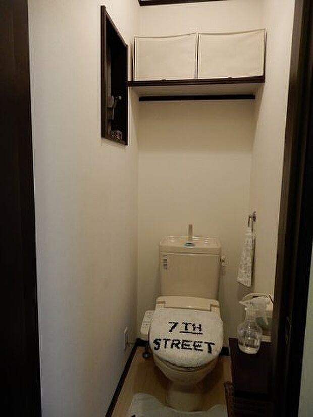 2階トイレ：こちらには温水洗浄便座が付いています。