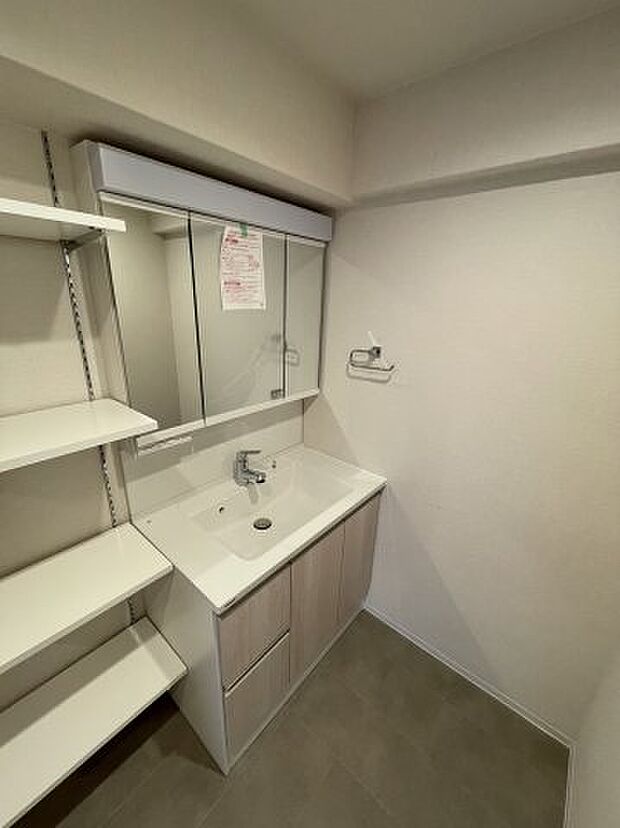 洗面台の隣には、リネンの収納に便利な可動棚がございます。