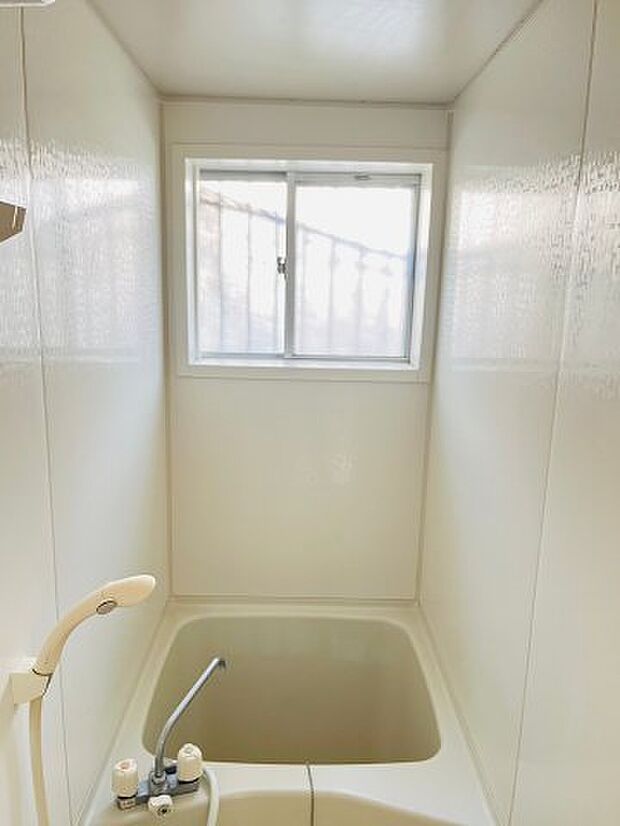 浴室も綺麗に使われております。窓付きで風通しよく清潔に使えますね。