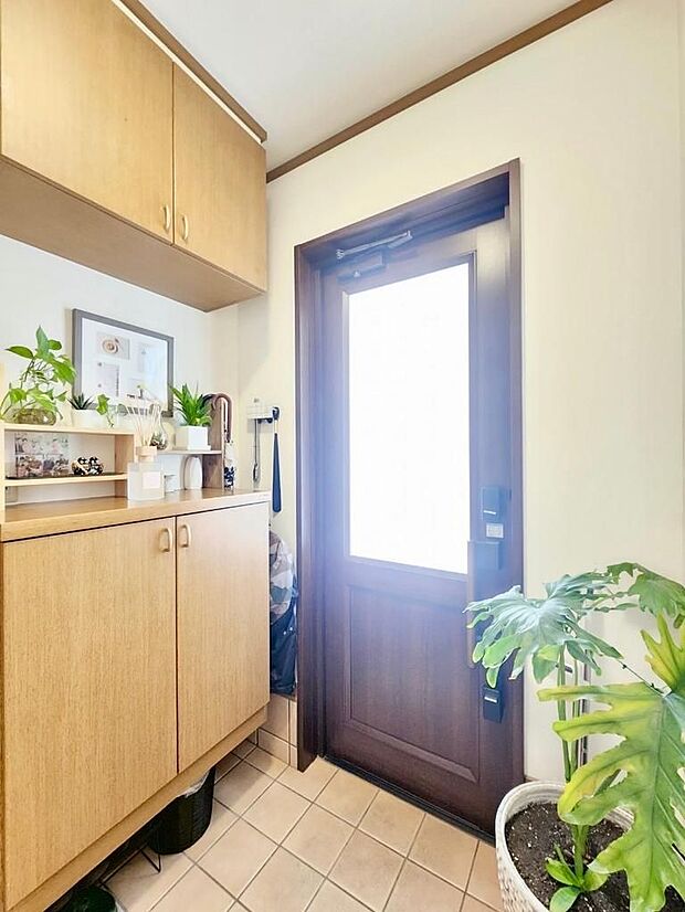外光を取り入れられるデザインのドアで、明るい玄関！