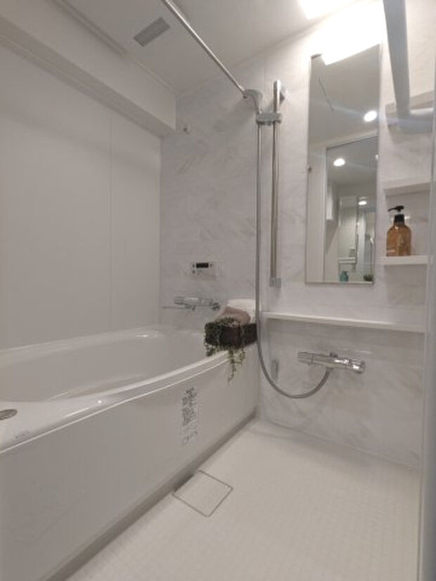 白を基調とした清潔感のある浴室です。