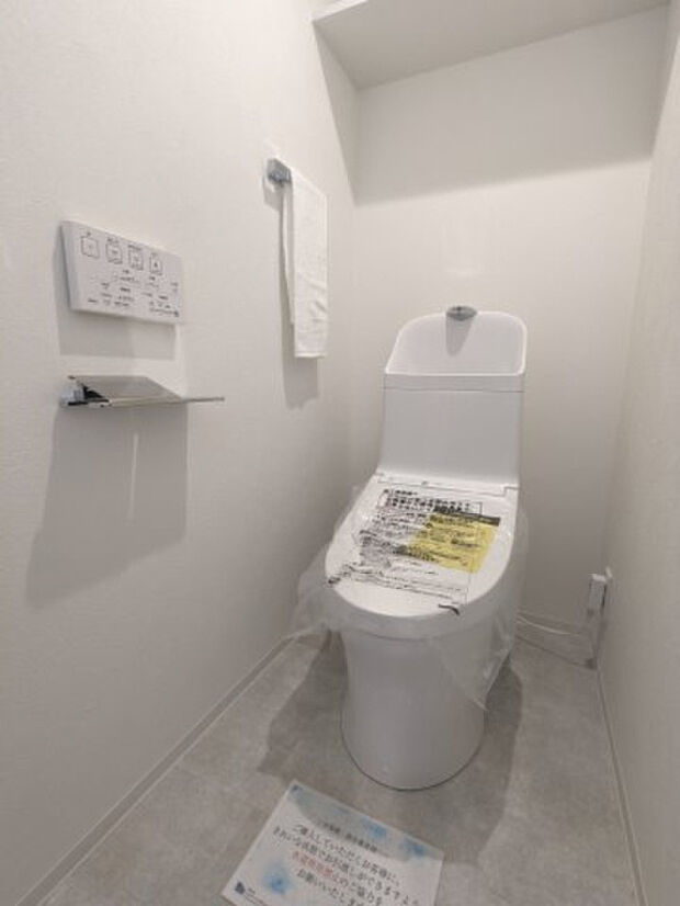 温水洗浄便座つき、快適に使えるトイレです。