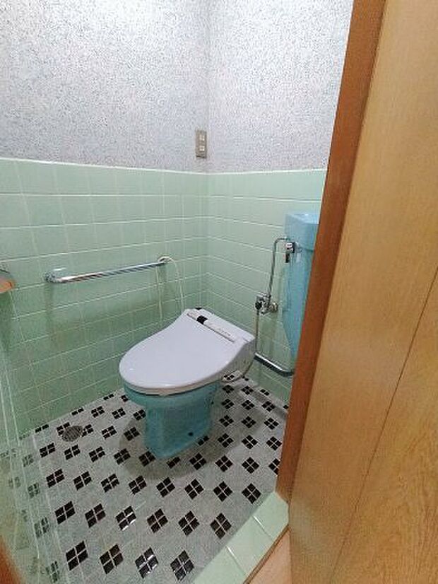 DK内にある、レトロなタイルのトイレです。