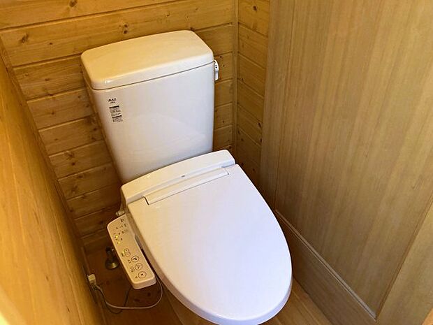 トイレは温水洗浄便座完備で快適です。