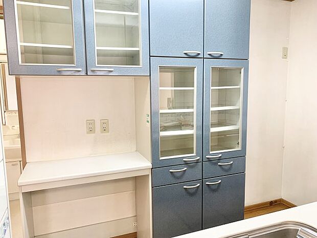 備え付けの食器棚はブルーで統一感があり収納力もあります。