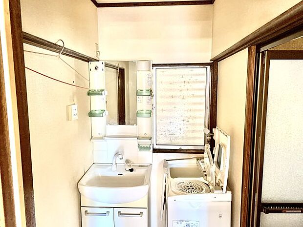 脱衣所は洗面化粧台、洗濯機置場も兼ねています。