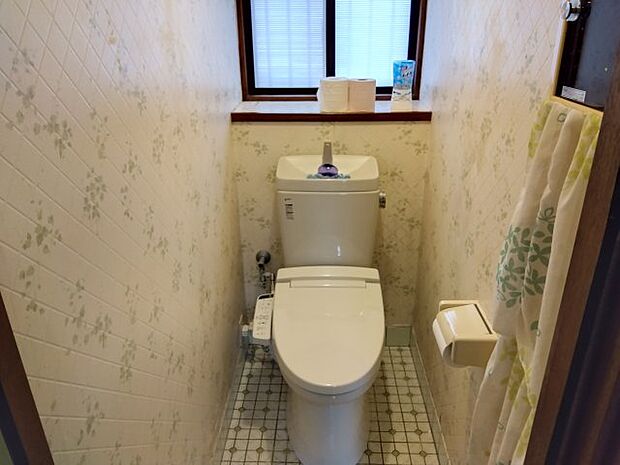 トイレには窓があり明るい室内です。クロスが花柄で可愛らしい雰囲気です。