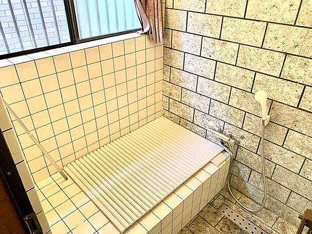 壁の石目が美しい、スタンダードなお風呂です。窓があるので、　換気はばっちりです。