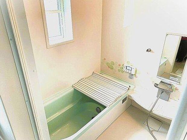 2F浴室　小窓があり、換気もばっちり。心地よくくつろげますね。