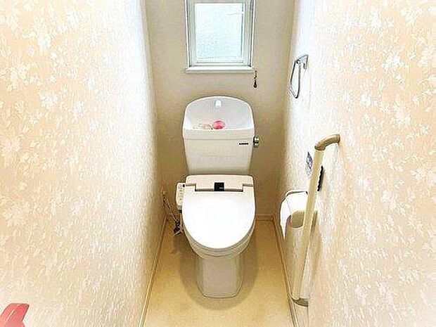 2階トイレです。落ち着いた色調の壁紙ですね。