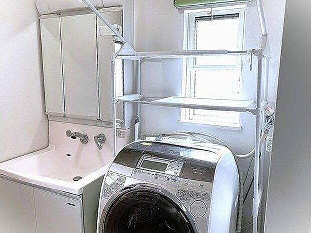2F　ドラムタイプの洗濯機を置ける広さ充分な、嬉しい窓付きの洗濯機置き場、洗面所です。
