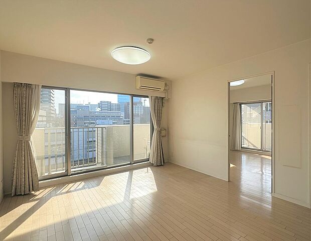 室内（2024年1月）撮影明るい陽光が差し込む約17帖のLDK。凹凸が少ない設計で、家具の配置が自由自在。